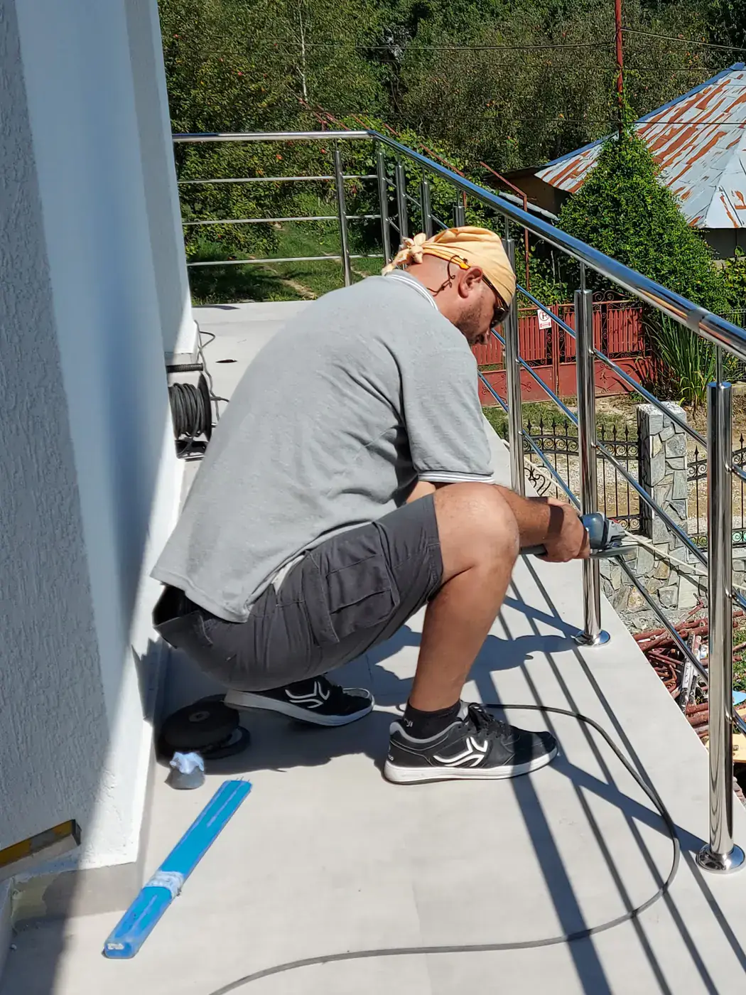 Montaj real al unei balustrade metalice la exterior