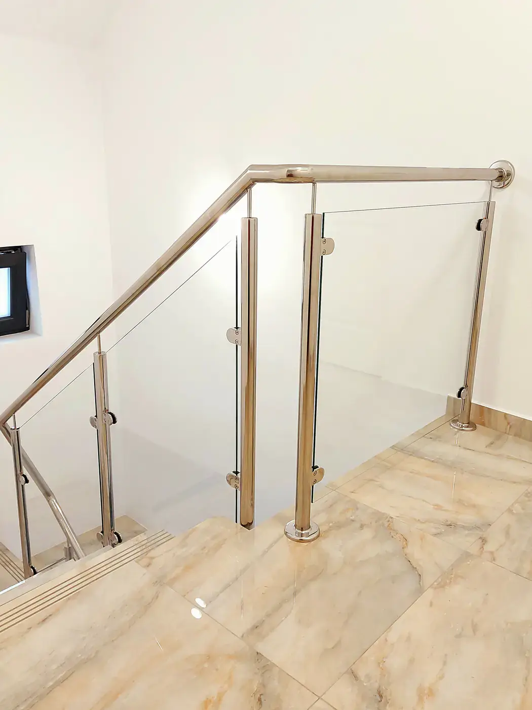 Balustradă reală din inox și sticlă montată la interior