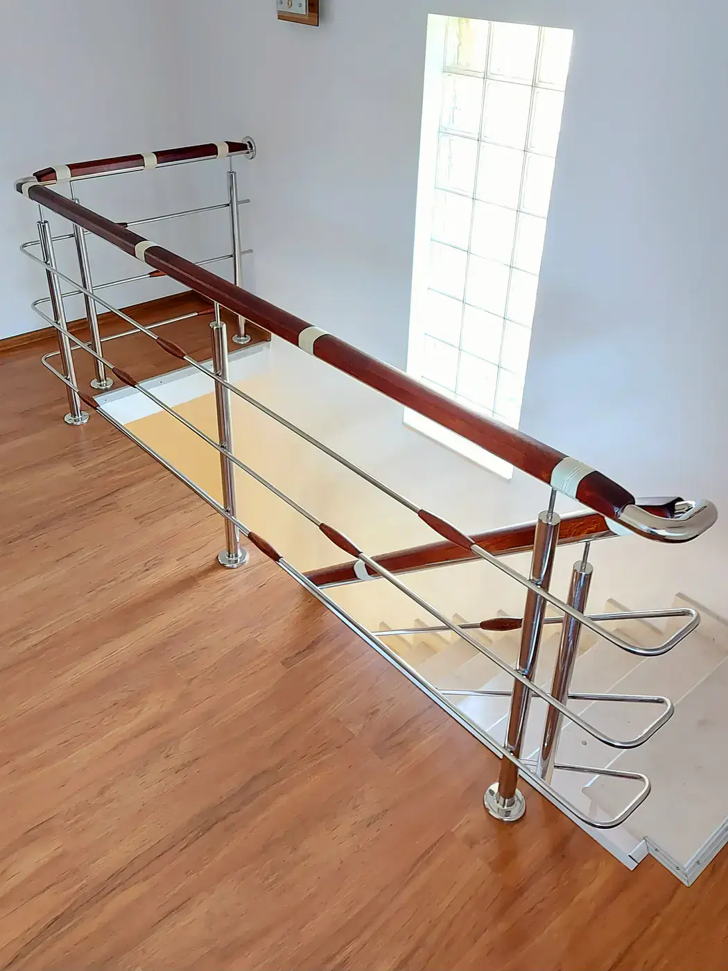 Balustradă reală din inox cu mână curentă din lemn