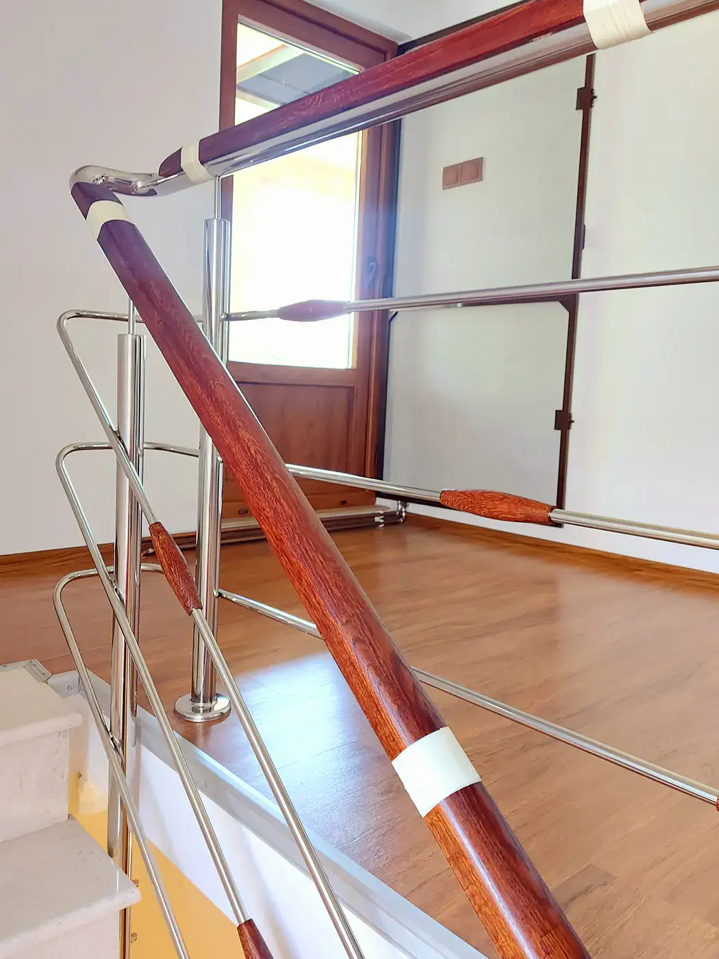 Îmbinare reală între inox și mână curentă din lemn la interior