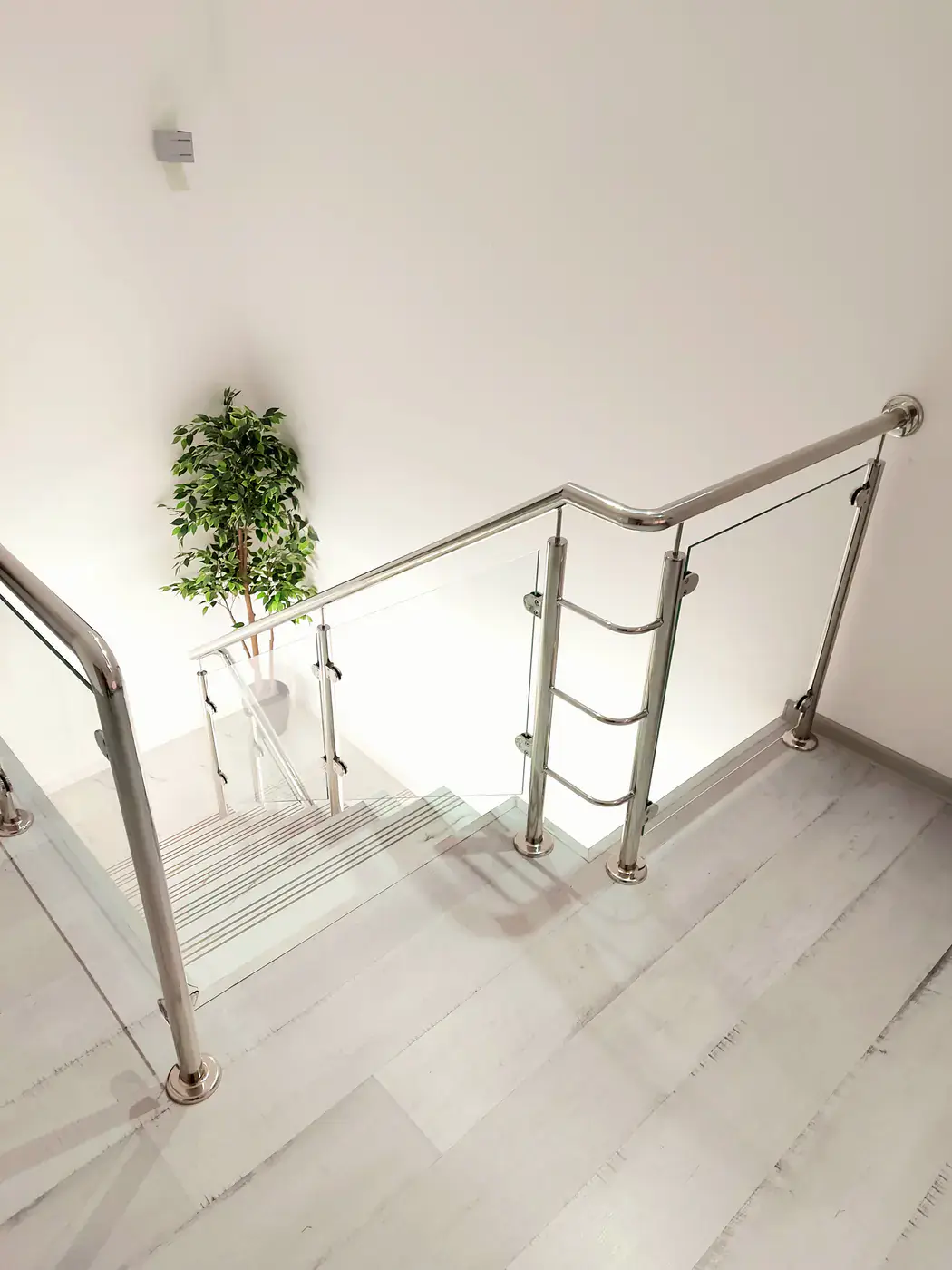 Balustradă reală cu panouri de sticlă pentru o scară interioară