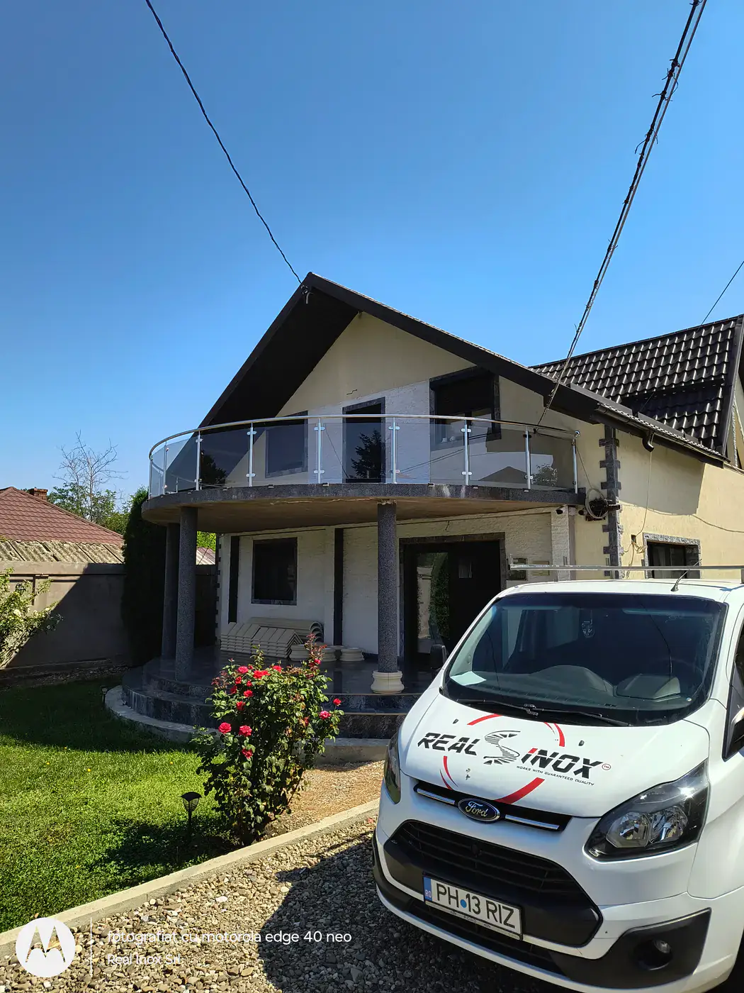 Balustradă reală din sticlă și inox montată la balconul unei case