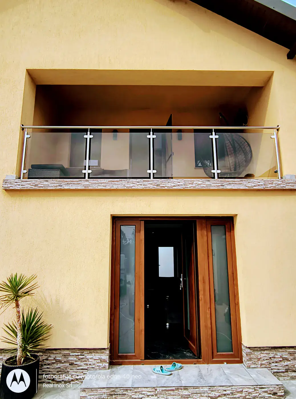 Balustrade reale cu sticlă montate pe fațada unei locuințe