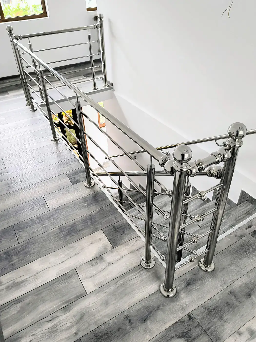 Detaliu real de balustradă din inox la interior
