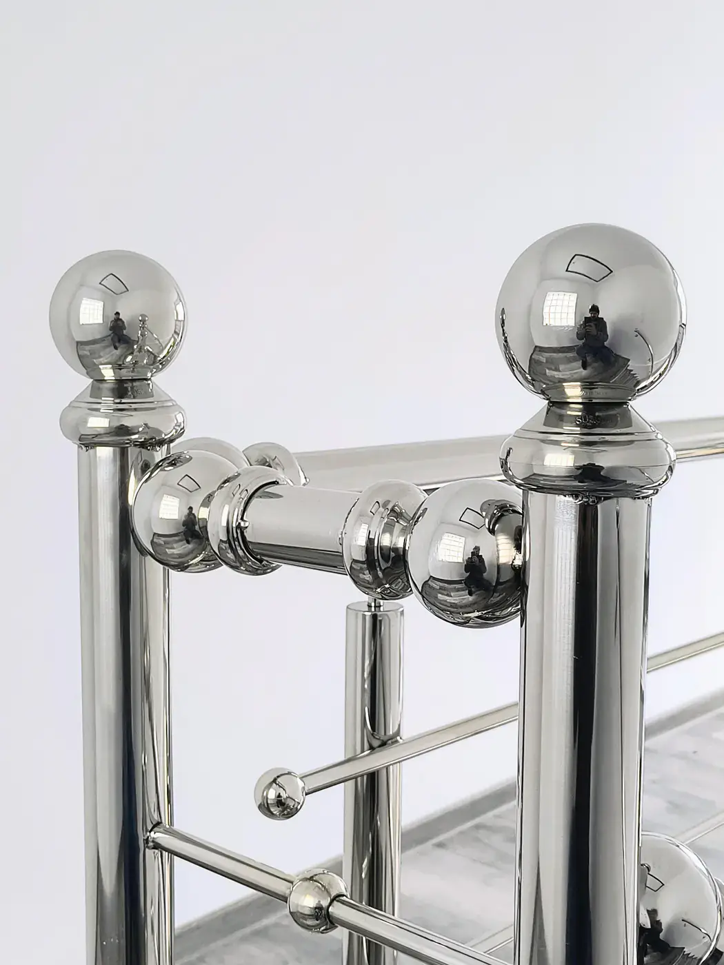 Detaliu real al unei balustrade din inox finisat