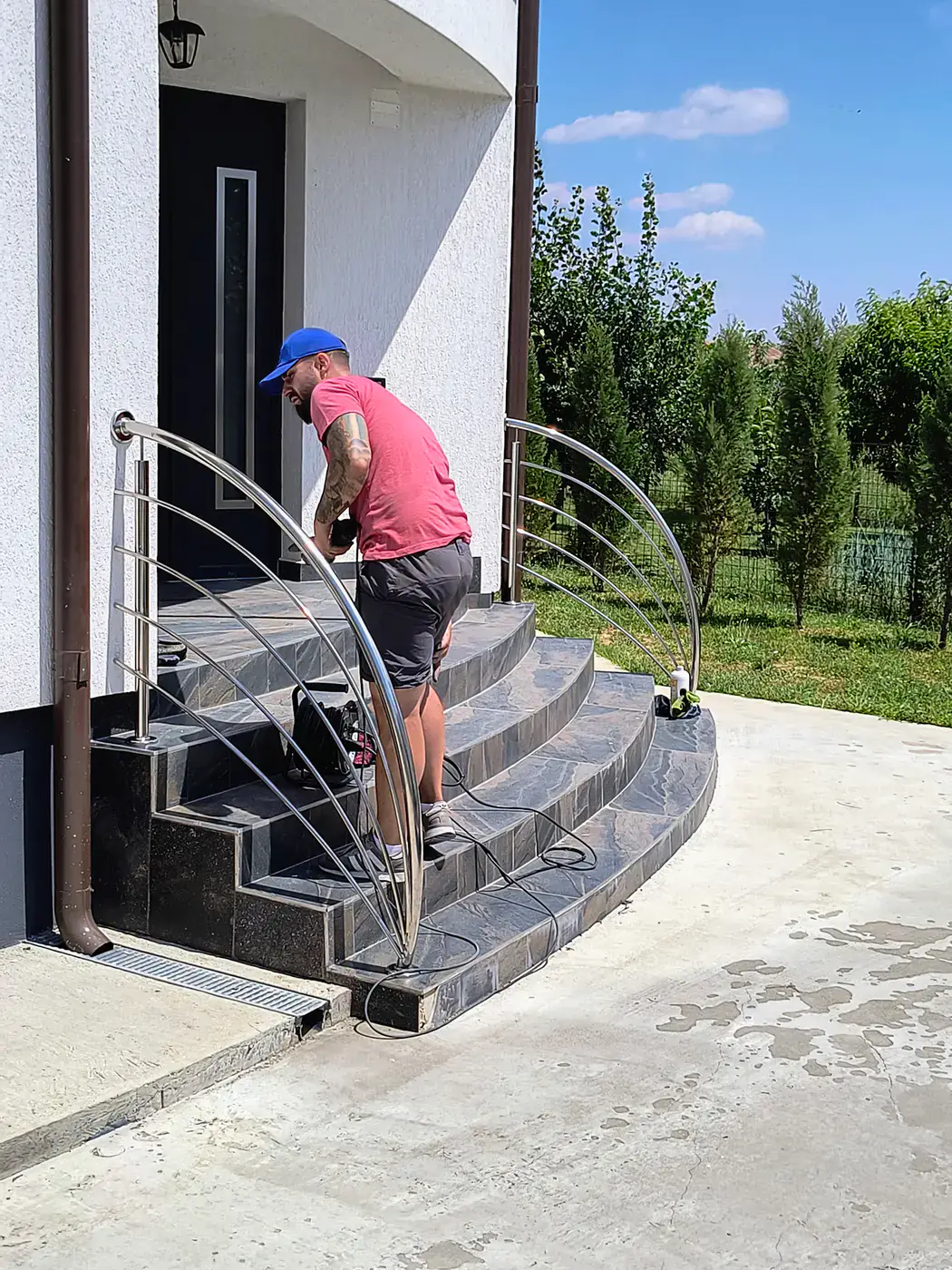 Echipă în timpul montajului unei balustrade la exterior