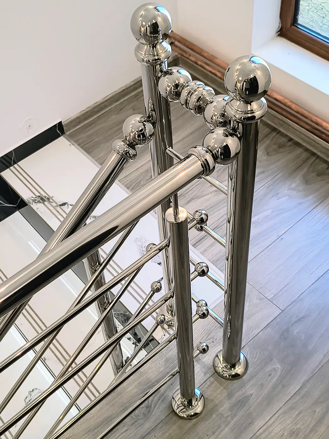 Detaliu real de execuție pentru o balustradă interioară din inox
