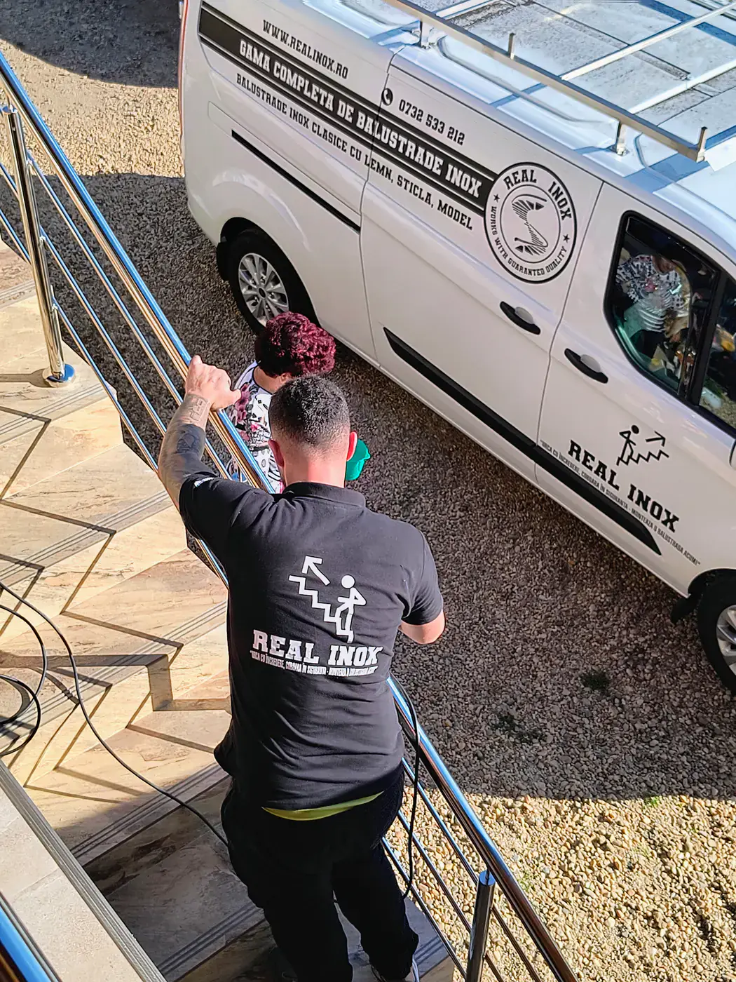 Executant Real Inox în timpul unei lucrări la exterior