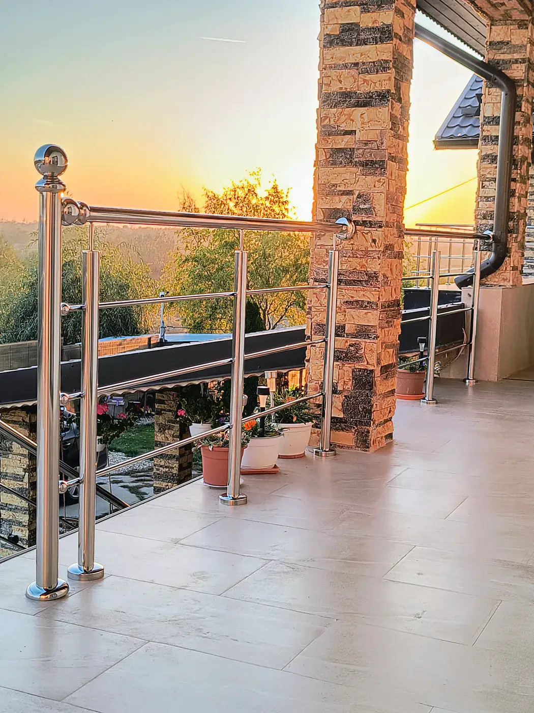 Balustradă reală din inox montată pe o terasă exterioară
