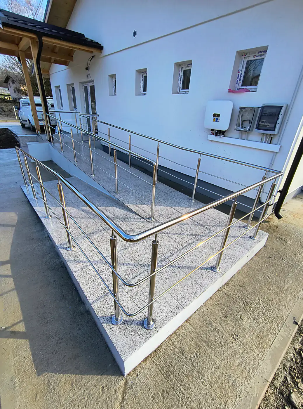Balustradă reală din inox montată la un acces exterior