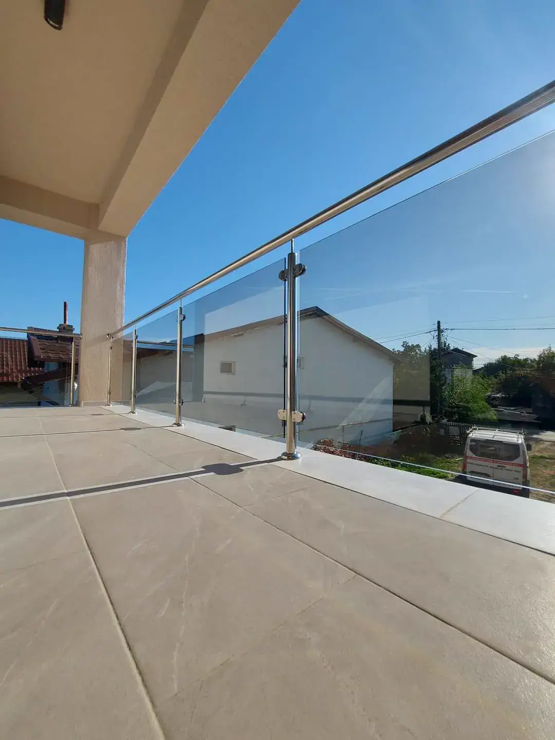Balustradă din inox și sticlă montată pe o terasă