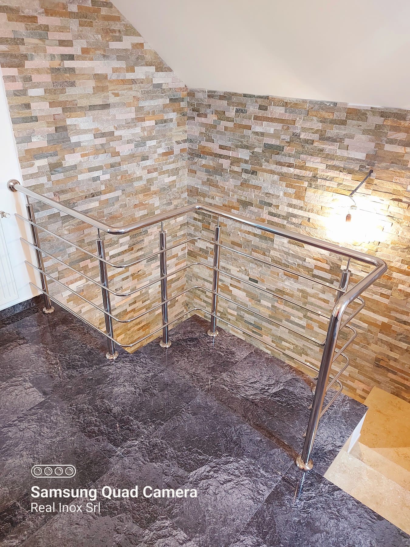 Balustradă reală din inox montată la o scară interioară