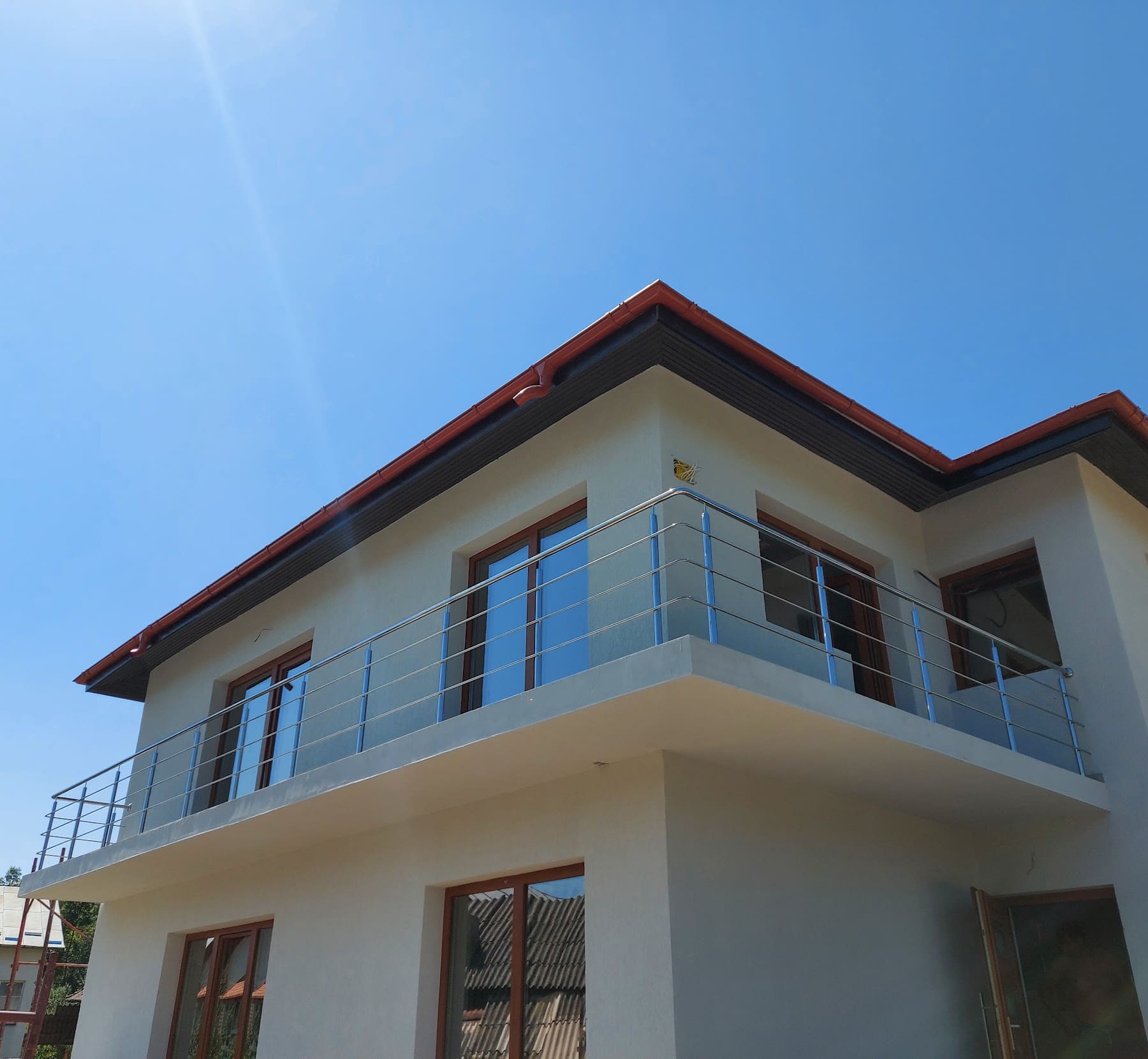 Balustradă din inox realizată la exteriorul unei vile