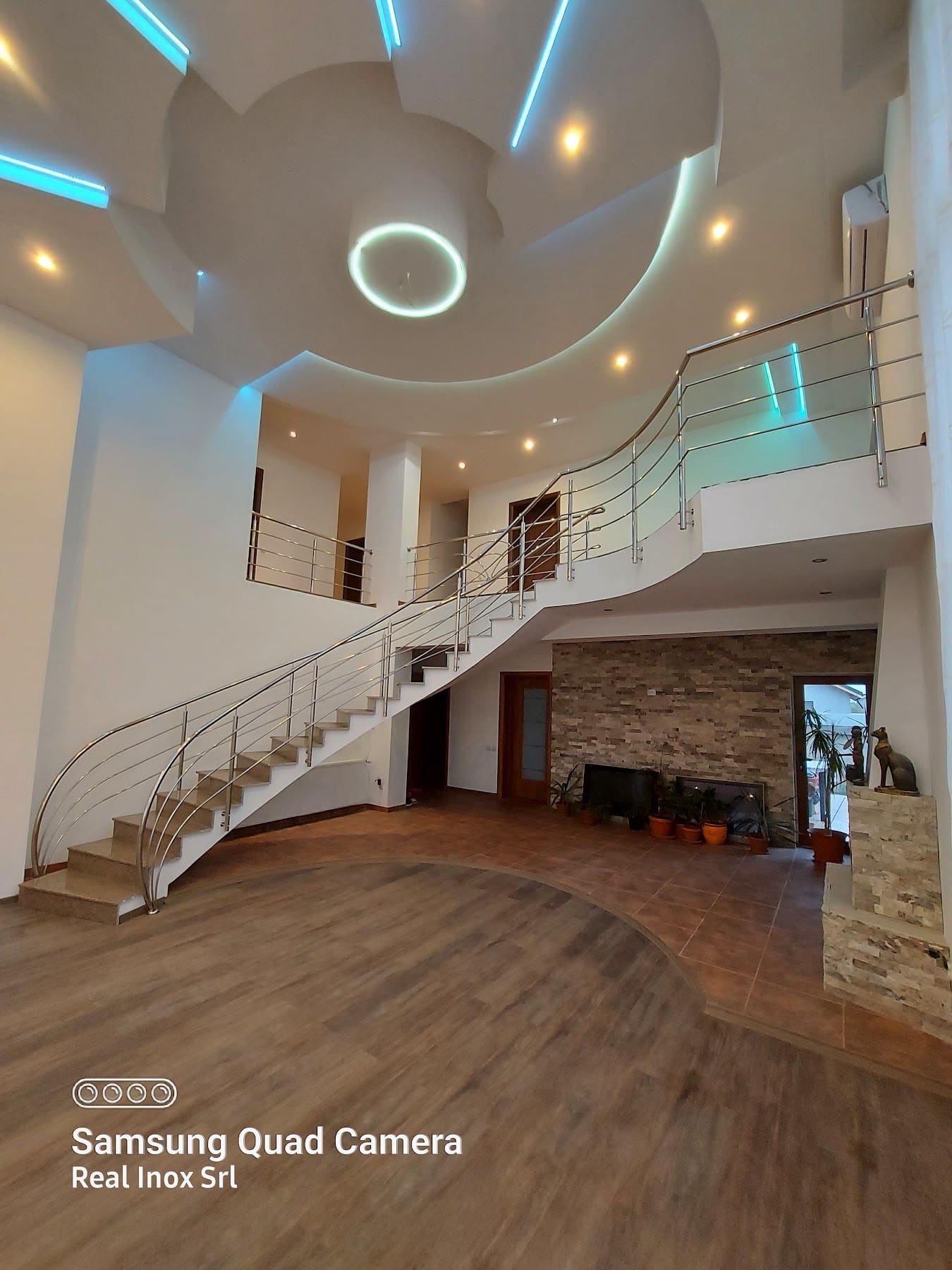 Balustradă reală din inox pe o scară interioară amplă