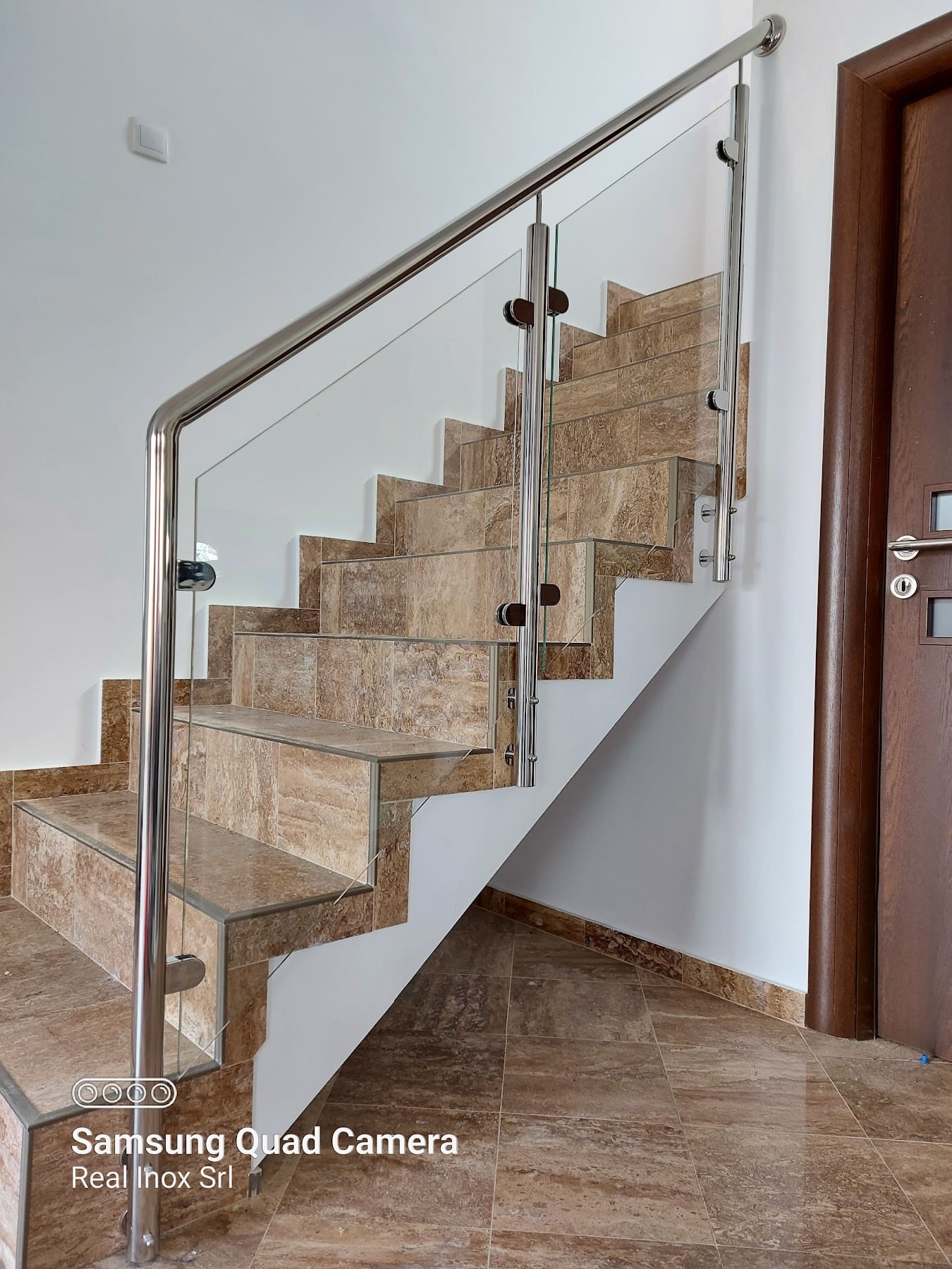 Balustradă reală din inox și sticlă pentru o scară interioară