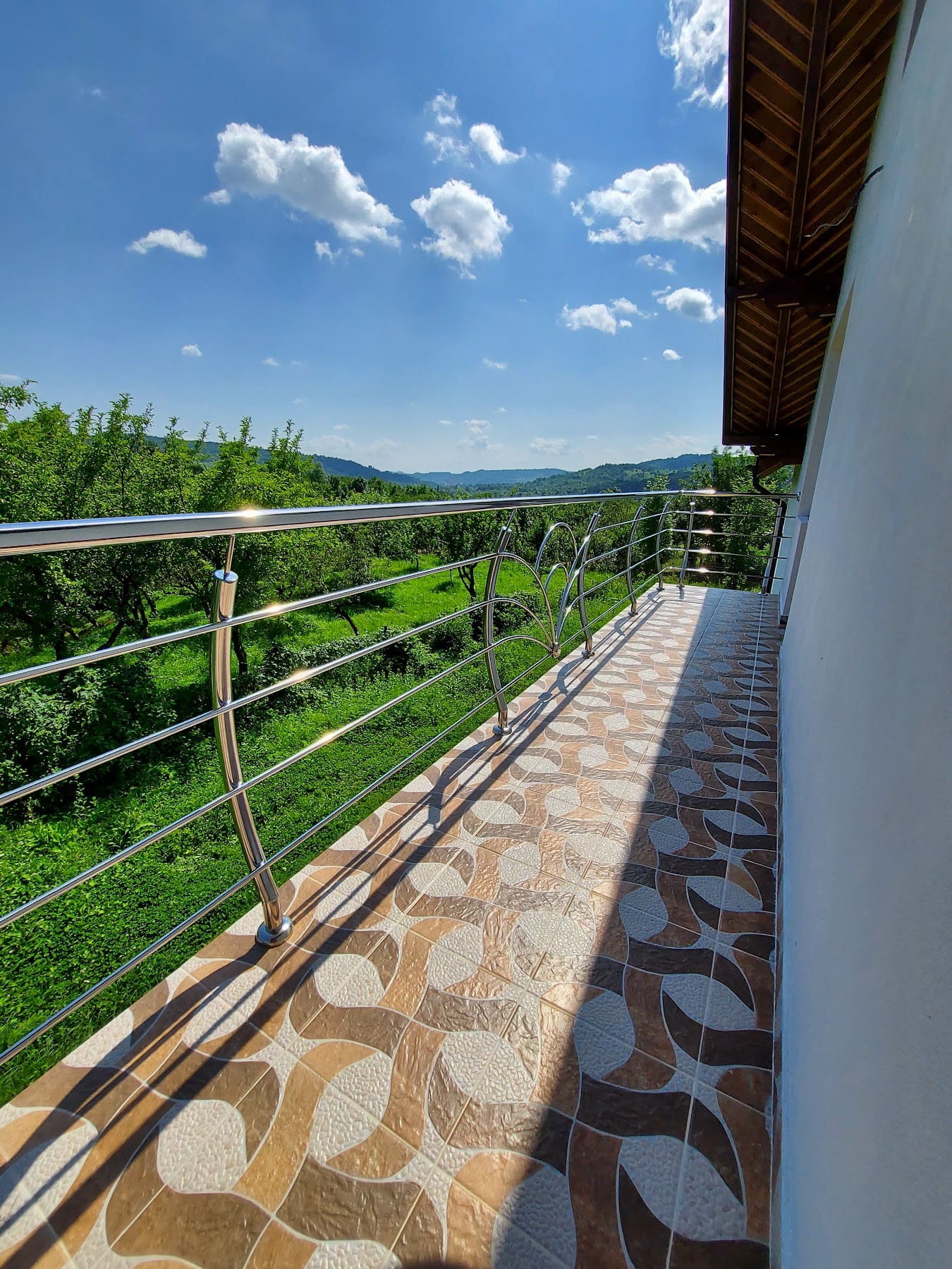 Balustradă reală din inox pe o terasă panoramică
