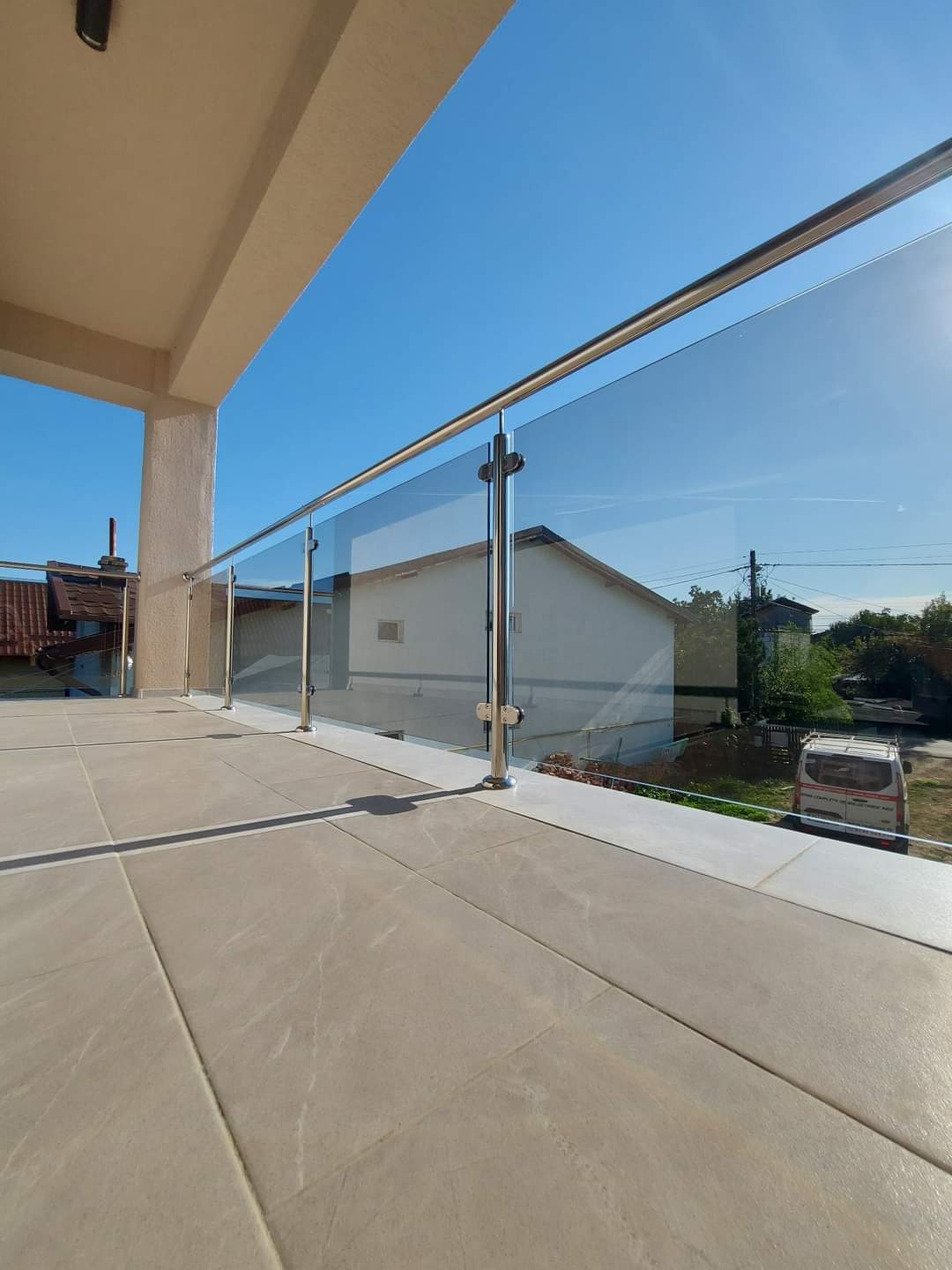 Balustradă reală din inox și sticlă montată pe o terasă
