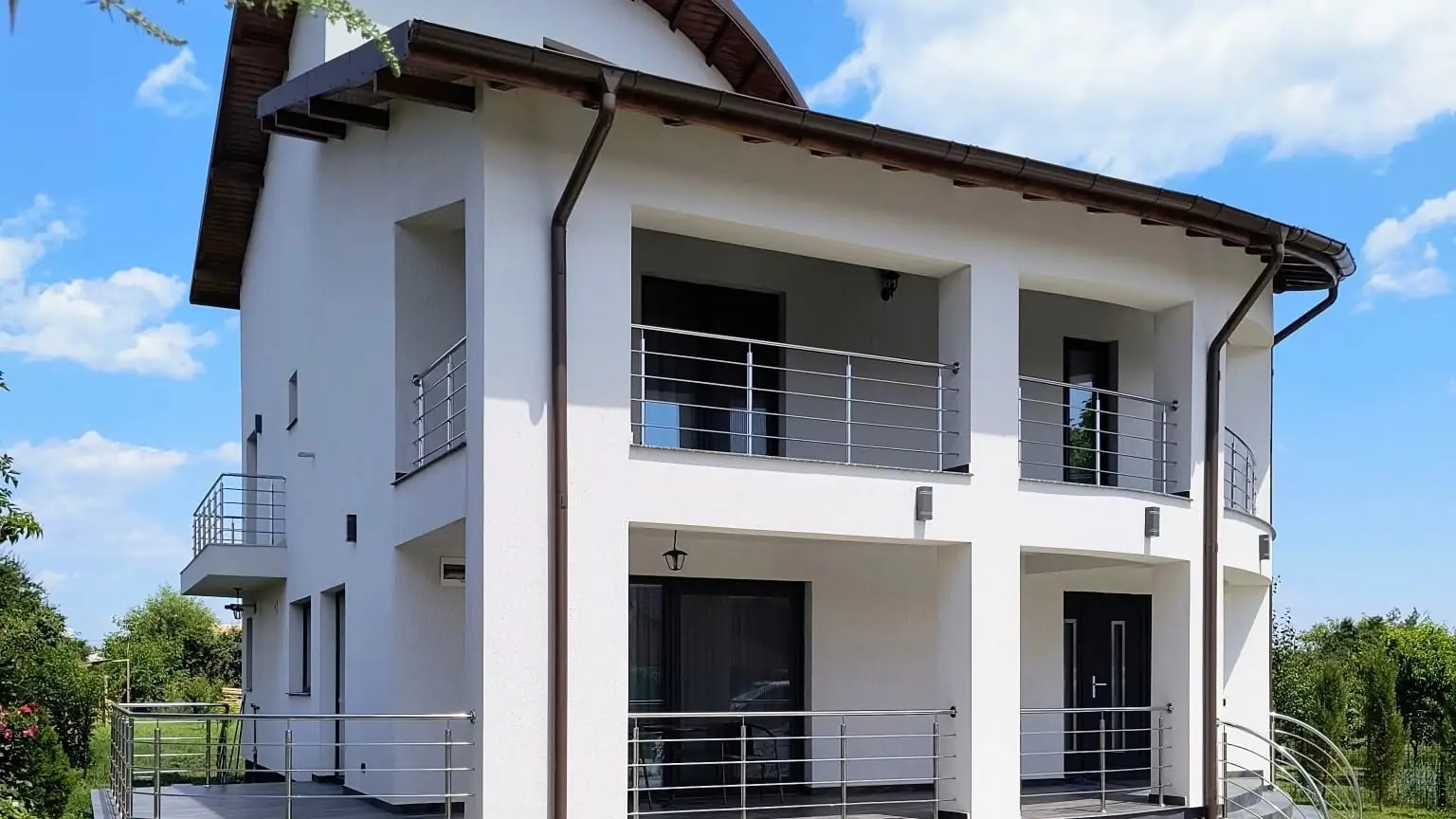 Vilă cu balustrade din inox realizate de Real Inox pe balcoane și terasă